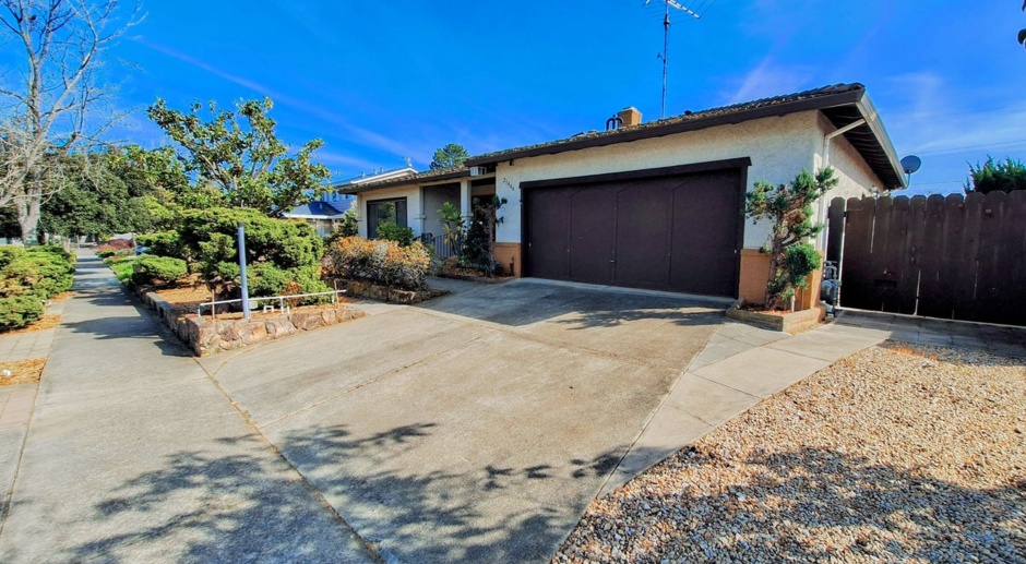 Beautifully Remodeled 4bd House With Pool & Attached Garage