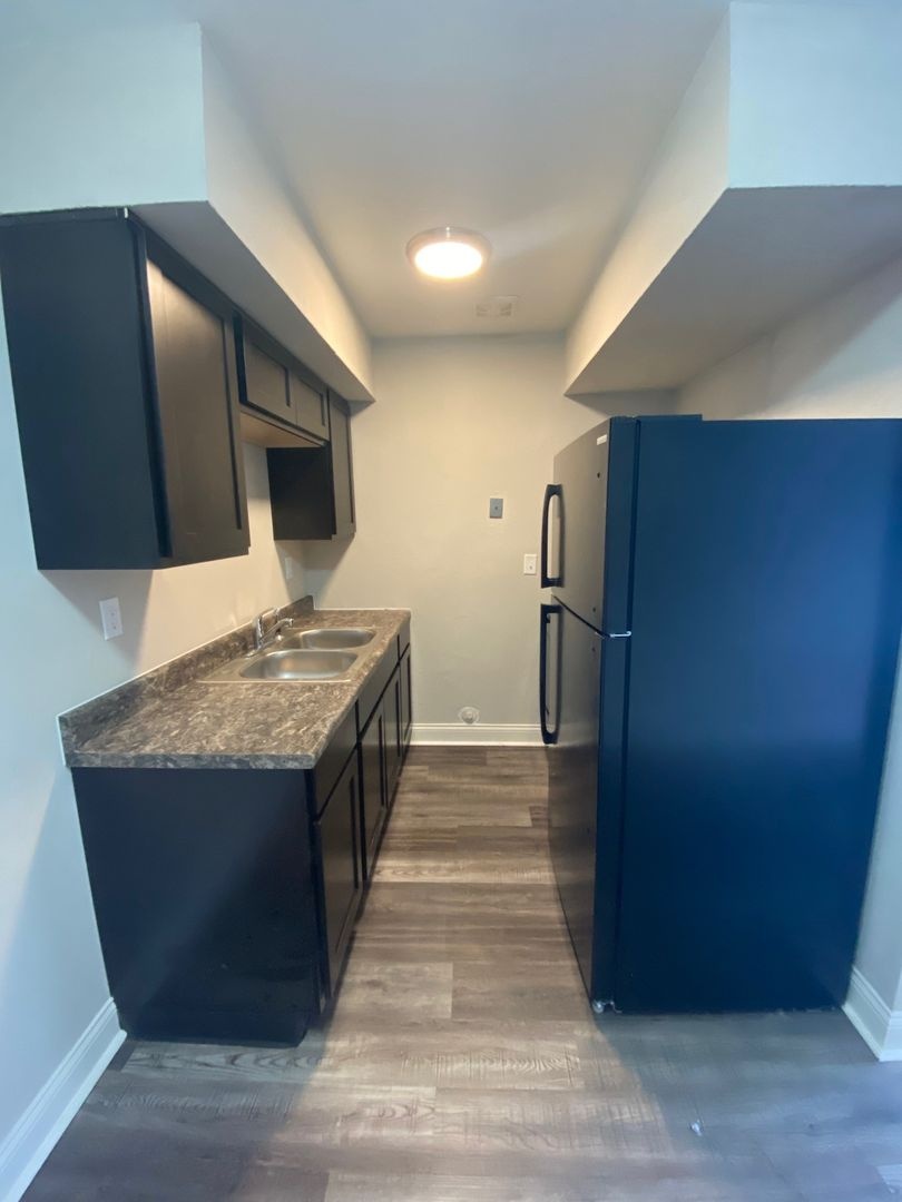 Updated 1 bed/1 bath with Washer/Dryer Hookups!!
