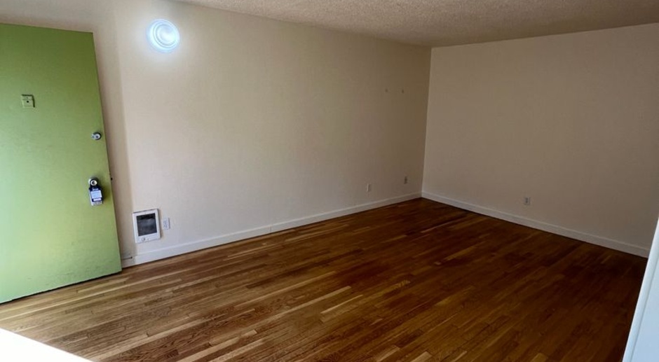 Upper 1bed/1bath, hardwood floors, granite counters, coin op laundry and pet friendly!