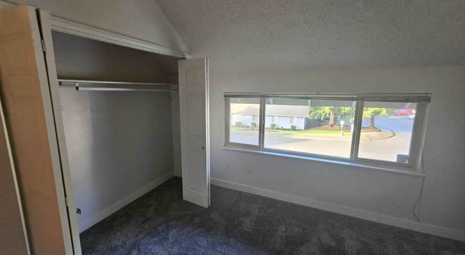 Federal way remodeled 1 bedroom & 1 bath condo loft style floor plan s/carport & Laundry in unit- Available NOW!