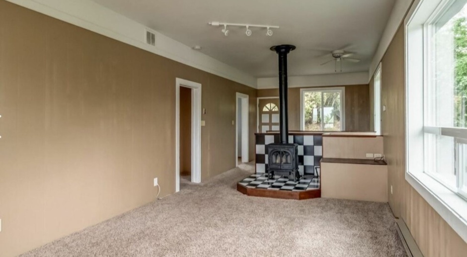 Charming 3 bed 1.5 bath available in Bellingham!