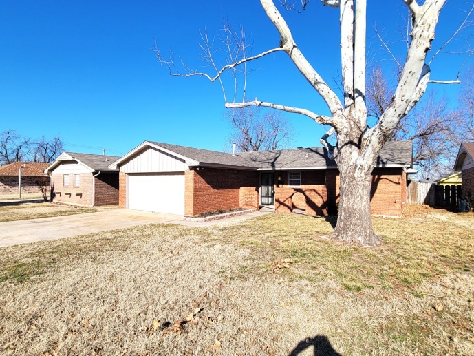 Welcome to the charming 3/2 home in the desirable location of Warr Acres, OK!