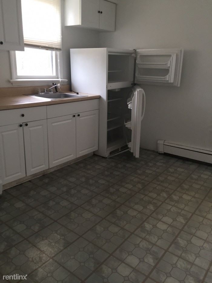 Spacious 1 Bedroom Apt on 3rd Floor of Private Home - H/HW - Parking - Greenwich, CT.