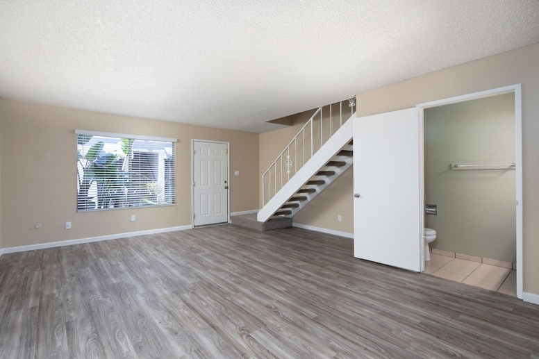 **OPEN HOUSE: 5/4 12-2PM** 2 BR Townhome in Imperial Beach with 2 Parking Spaces and Patio!