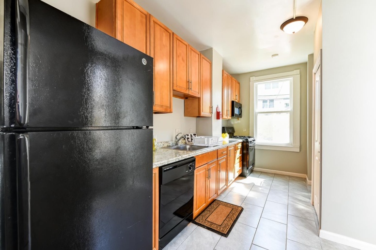 Private Room in Beautiful Navy Yard Townhome with Brick Patio