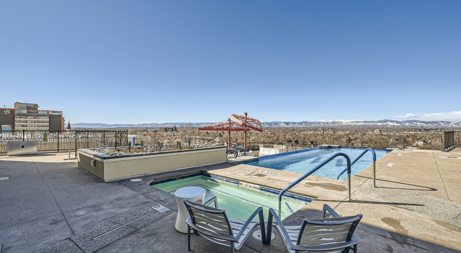 Large Luxury Townhome W/Rooftop Pool and Hottub