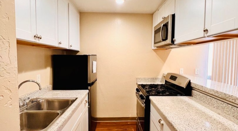 Lovely 1 Bedroom, 1 Bath Apartment. Waiting for You to Make it Home!