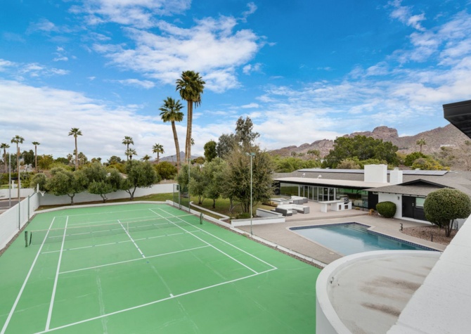 Houses Near Mid-century modern home in Paradise Valley with private Pickleball court & 3 story guest home