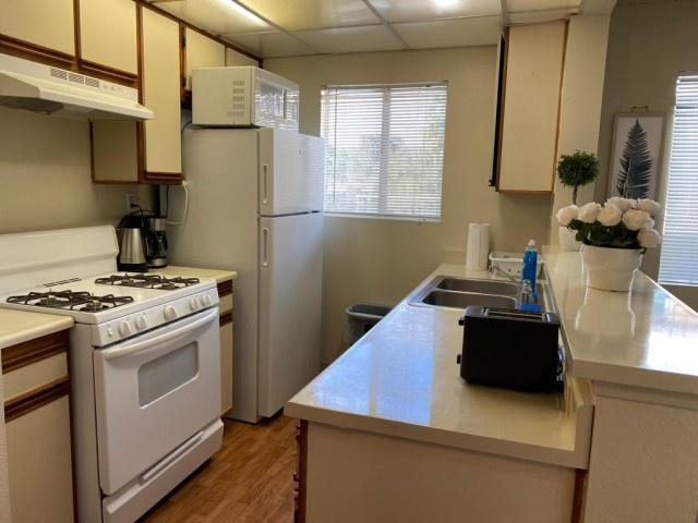Cozy 2 bedroom and and 2 bathroom walking distance to UCLA
