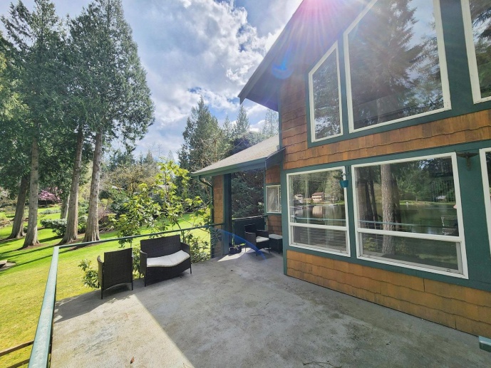 Beautiful 3 Bed 2.5 Bath Waterfront Home in Sammamish