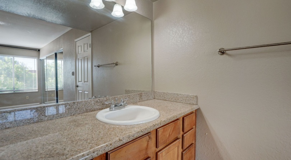 -$500 OFF FIRST MONTH RENT-Great Location & Close to Old Town- Scottsdale Condo