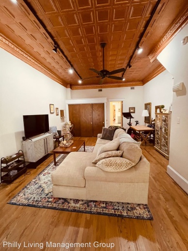 BEAUTIFUL, SPACIOUS QUEEN VILLAGE APARTMENT WITH PRIVATE PARKING!
