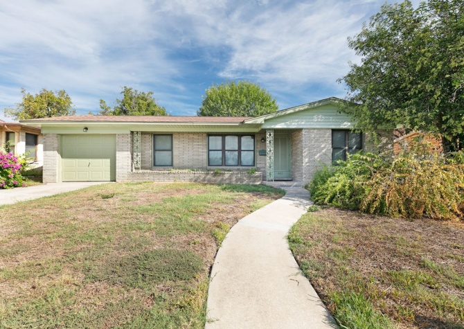 Houses Near Dellview Neighborhood~Charming Mid-Century Home with Large Backyard 