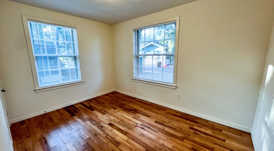 2BR/1BA Renovated Cottage Within WALKING DISTANCE of Campus & Midtown!