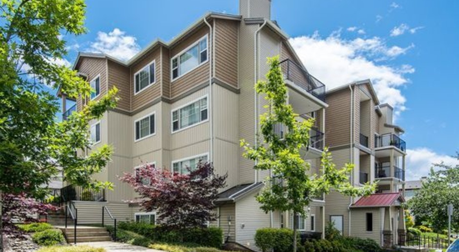 **Move-in by 4/30 and get $500 off first full months rent** Lovely Light and Bright Town Home Located in The Overlook at Timberland Community with Shopping, Parks, Tech Corridor, Nike and easy access to HWY 26 