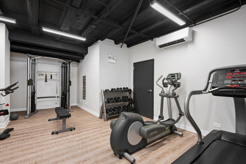 Beautiful Lincoln Park Bldg with Fitness Center and Upgraded Units