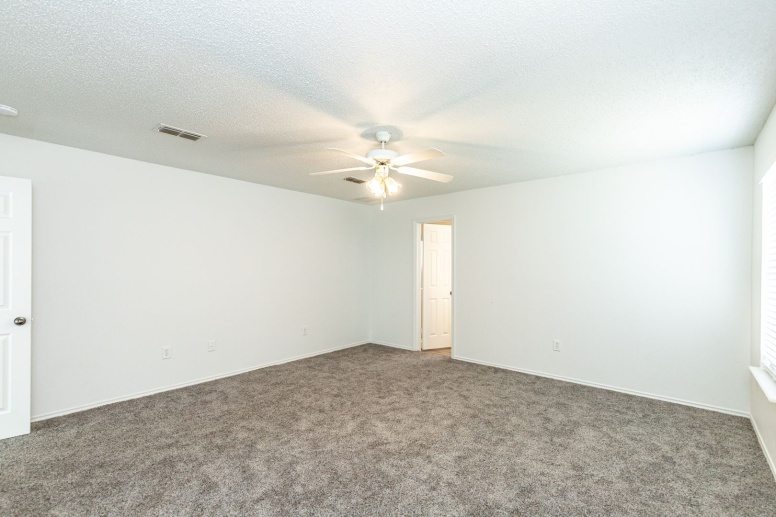 Large 3 Bedroom Plus Office with Move in Special!