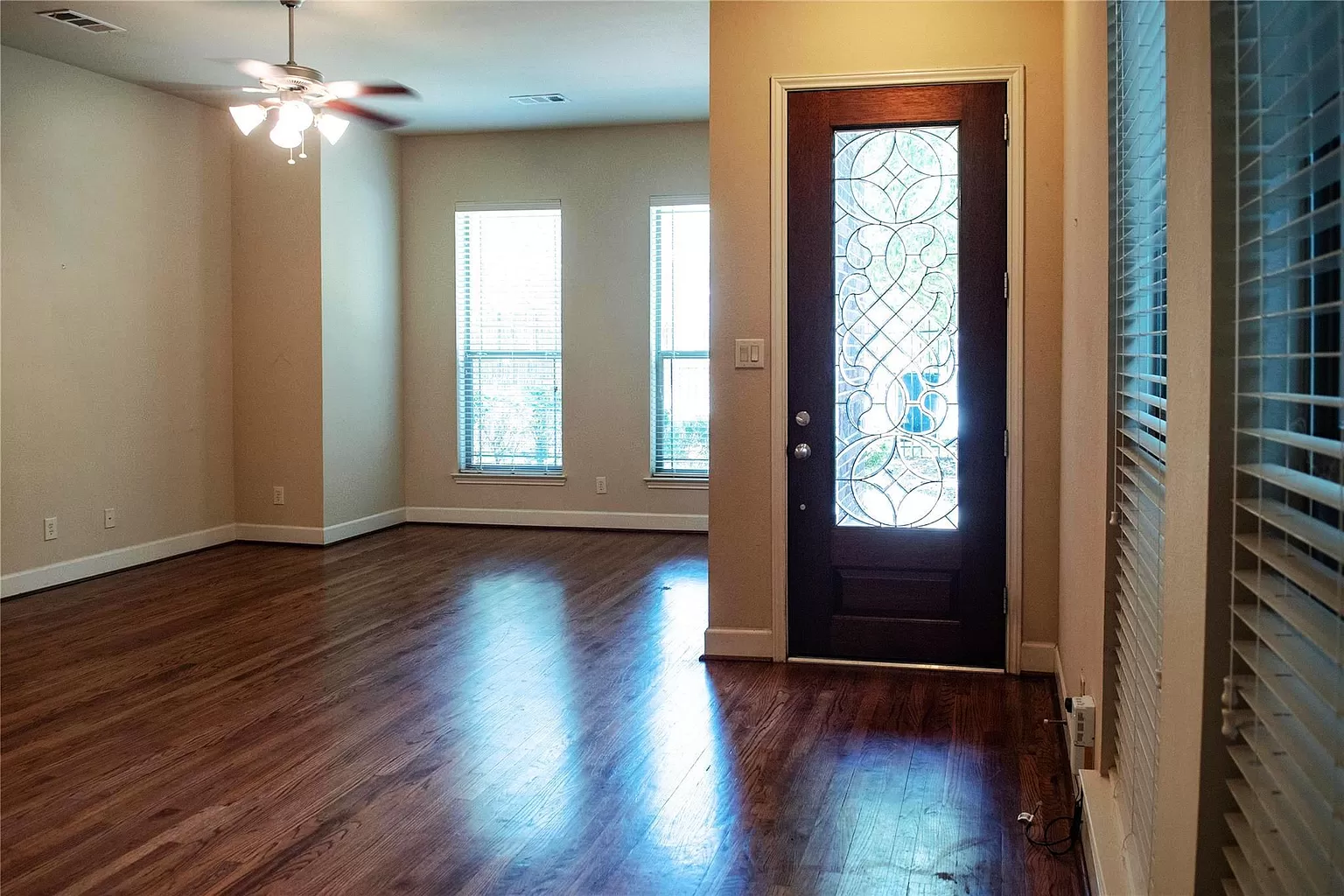 Spacious Town House - Centrally Located in Maple Avenue District