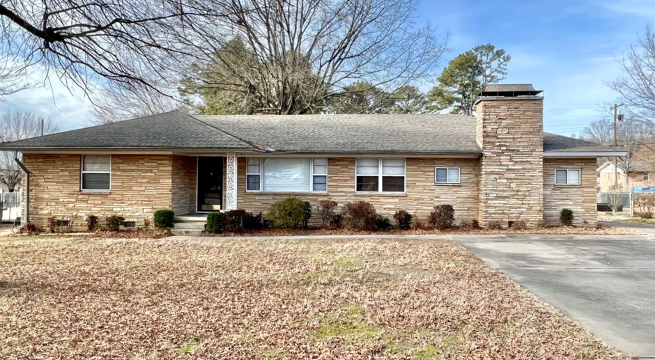 3 Bedroom, 1.5 Bathroom Home on Southside of Fort Smith! Available Mid April