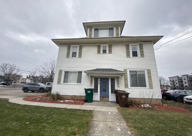 Houses Near Multi-Unit Apartment Building in Downtown Lansing w/ 1Bed 1Bath Layouts for Rent