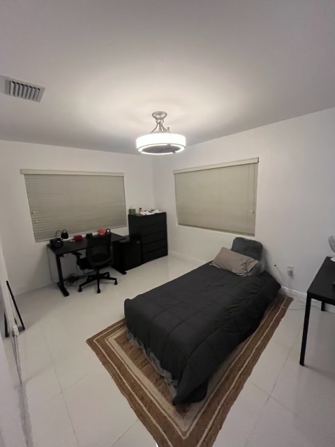 ROOMS AVAIL. in 5B/3b pool house (SPRING SEMESTER)