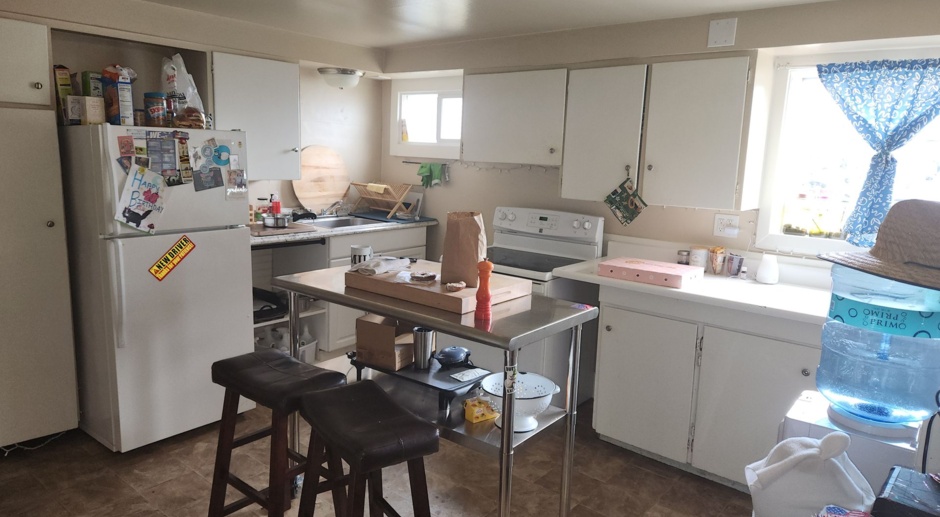 2 Bedroom Lower Unit VERY Close to Downtown & WWU