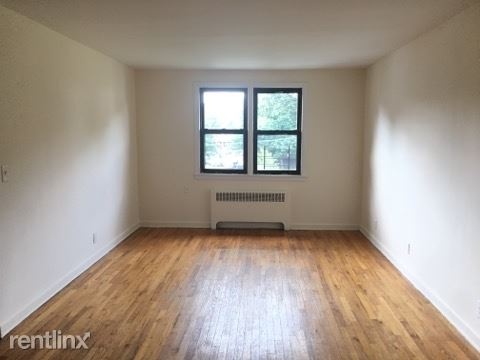 Spacious 2 Bedroom Apartment in Garden Style Courtyard - Laundry On Site- Located in New Rochelle