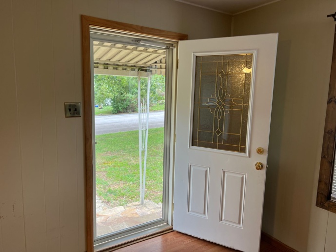 Available Mid-May 4 Bedroom / 1.5 Bathroom for Rent