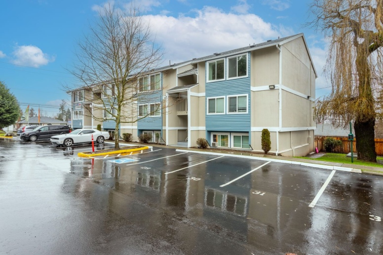 Spacious 2x2 in Tukwila!  First Month 1/2 Off!! W/D In Unit!