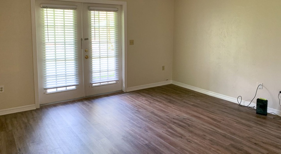 2/2 Ground Floor Unit in Oakbrook Available July 2024! Walk to Campus/Midtown/Downtown! 