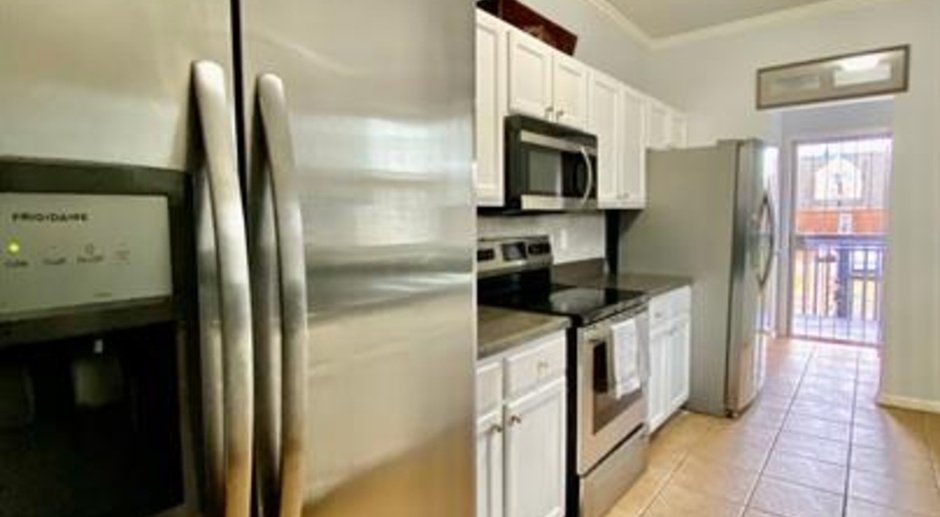 Large 1BR/1BA. All Utilities Included. Spacious Walk-In Closet, Large Kitchen & Pantry. 