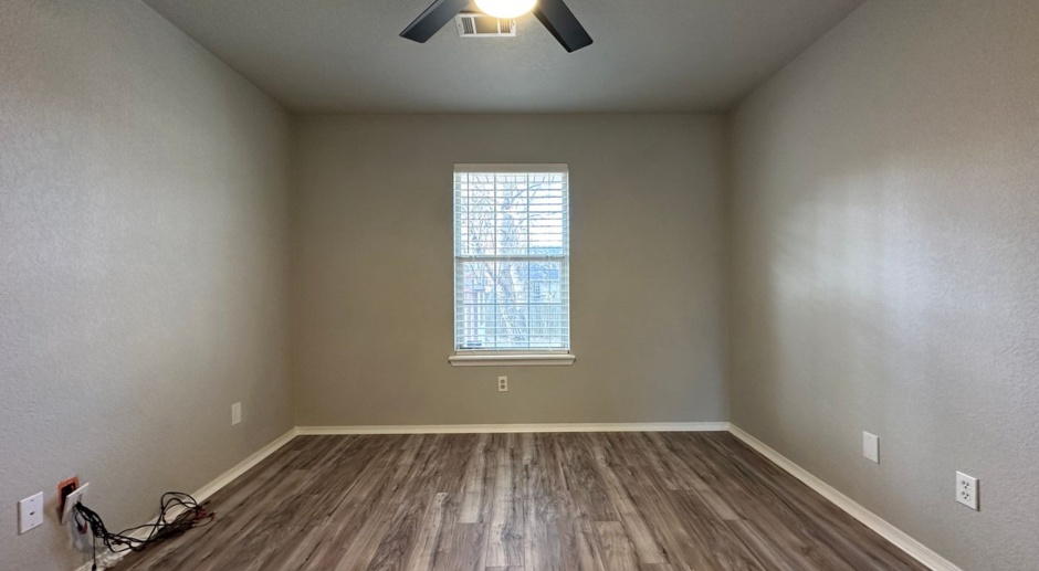 *Move In Special $500 off First Month's Rent!!* / Gorgeous Home For Lease! 