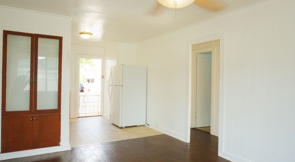 Convenient Moiliili 2 Bedroom, 1 Bathroom House with A/C
