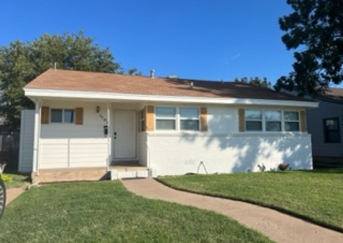 Houses Near For Lease - 1106 W 14th - Odessa, TX