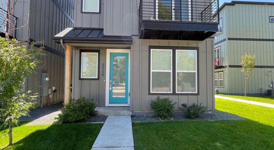 Comfort and Convenience Await: Spacious 3-Bedroom Townhome in Arvada!!!