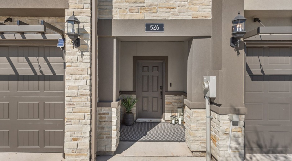 AUGUST PRE-LEASE Gorgeous 3 Bed, 3.5 Bath Townhome at Pershing Pointe Villas