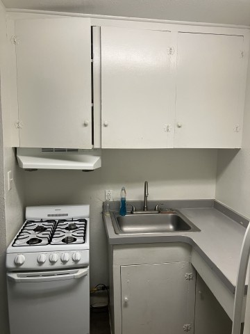 Studio Sublet Apartment Available $820 a month without Utilities