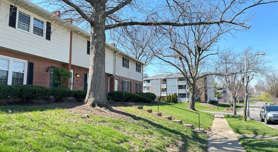 Lovely Townhouse in Tates Creek! 3 BR, 2.5 Baths; Hardwood Floors; Washer/Dryer included