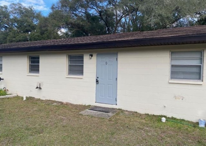 Houses Near Charming and snug one-bedroom residence nestled in Dade City!