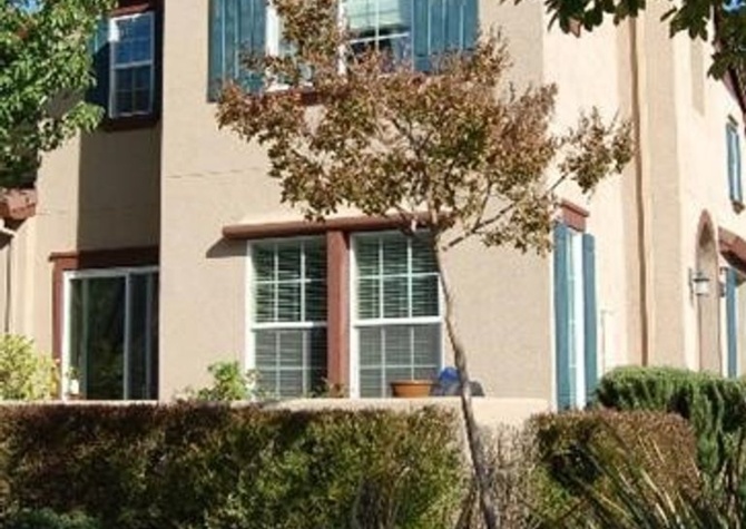 Houses Near Gorgeous, light and bright, townhome in SE Santa Rosa - attached 2 car garage!