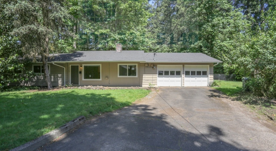 Spacious Ranch Style Home in Lake Oswego w/ Double Garage!