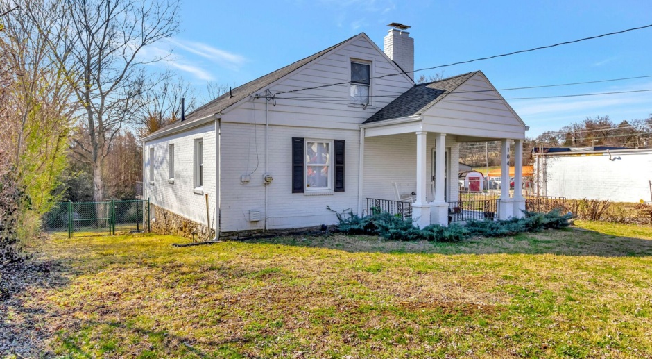 East Nashville Cottage with Fenced Yard, 2 Bedroom/ 1.5 Baths Plus Office, Easy Access to I-65, Ellington and Briley