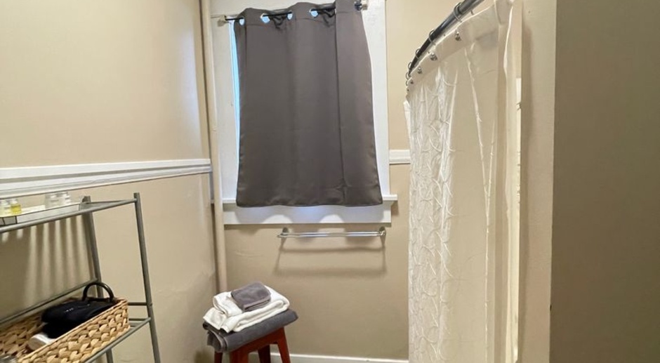 $250 Move In Special!  1 Bedroom with a Small Office & Garage