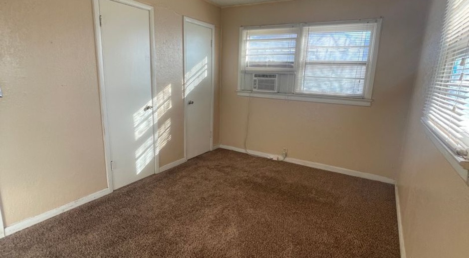 Adorable 2/1 in Great Central Location!