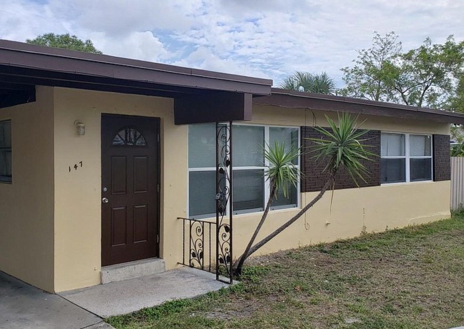 Houses Near Nicely updated studio in Oakland park. Private entrance and large yard