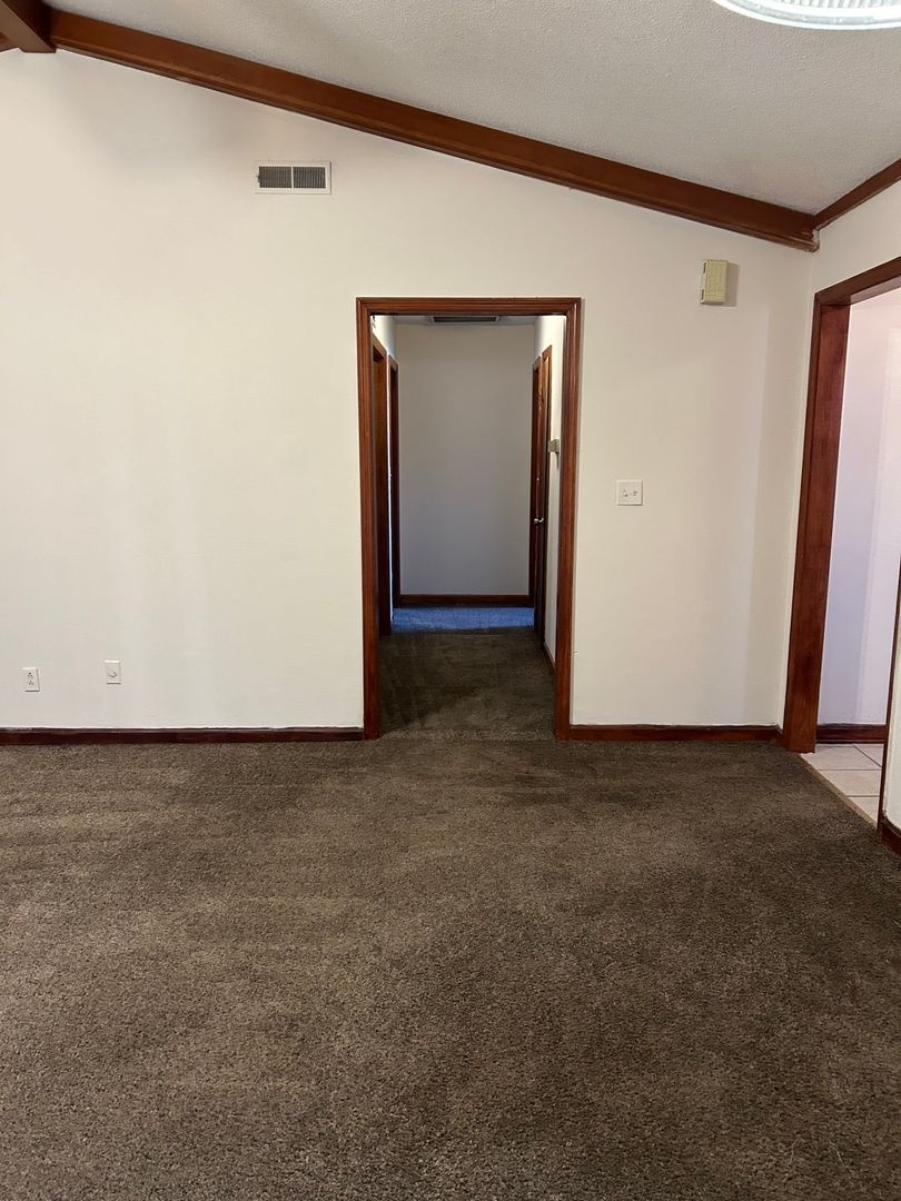 2 bed/2 bath upper level condo-Available immediately