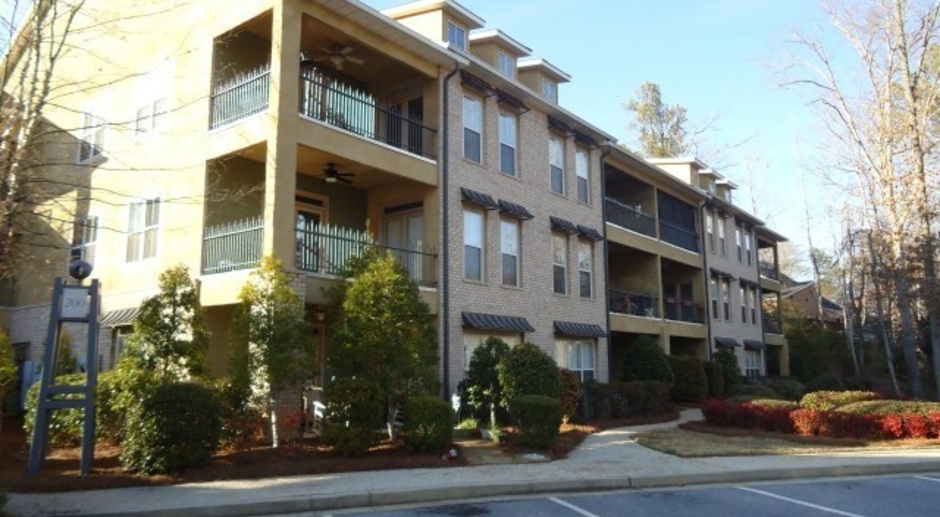 Immaculate Condo in The Flats of Woodlake! - Available August!