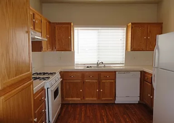 Houses Near spacious 3 bedroom ,3 full bath ...ready to move in.