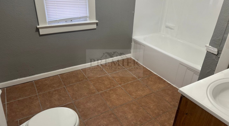 2 bed / 1 bath Duplex- 1124 S Ash #B Independence MO -Fresh remodel - rent $799 + $35 water fee