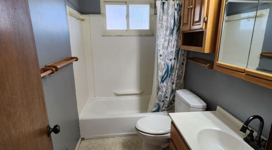 Beautiful 3 bedroom, 1.5 Bathroom - 1319 S McHenry St. Independence, MO